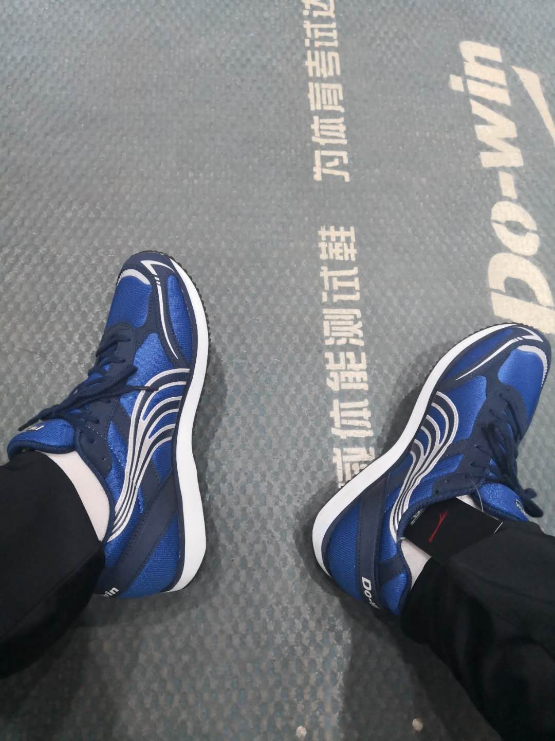 跑步时应该是看前面还是看跑道,跑步穿衣应该穿什么样的