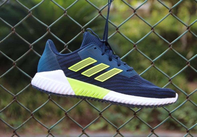 阿迪达斯清风系列跑鞋,夏季跑步阿迪套装