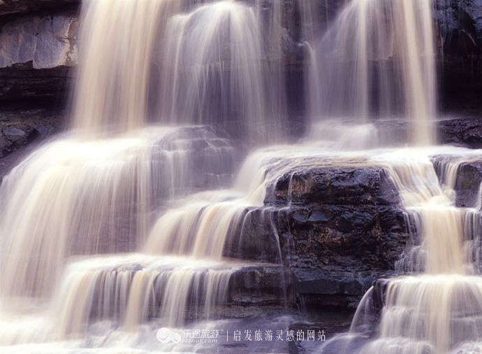 “盖河漩涡，如一壶然。”跃然纸上似惊鸿戏水
