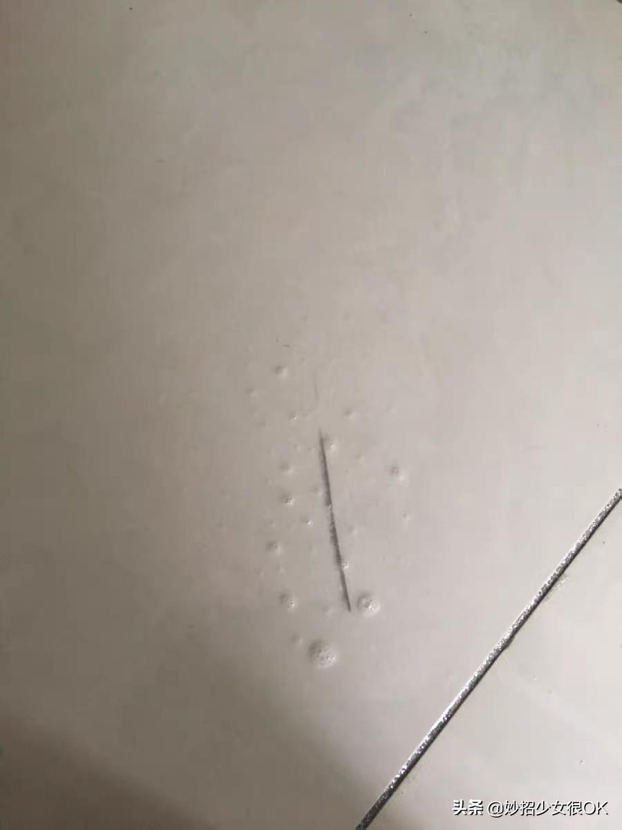 地砖上被尖锐划了一道划痕怎么修,地砖划痕最好的处理方法装修必看