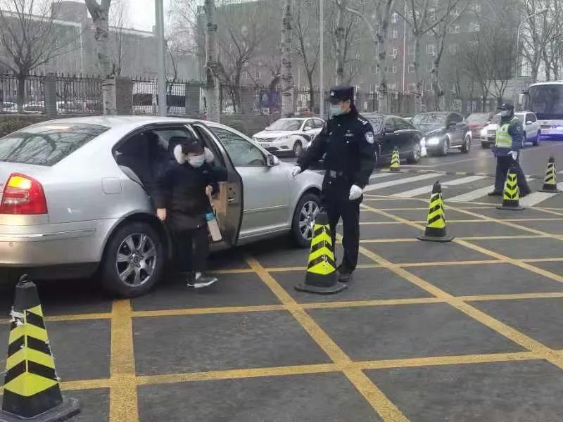 在平凡的岗位为*党**徽增光