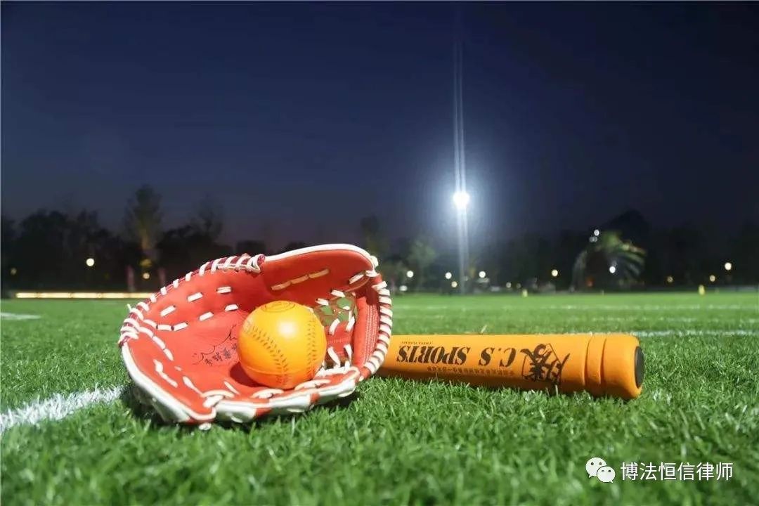 大学操场内被球击伤，孩童家长起诉学校能获支持么？