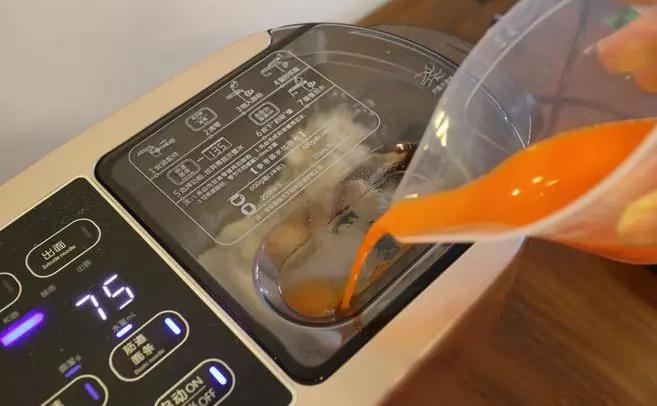 自己做面条太麻烦,自己做面条用简单的面条机