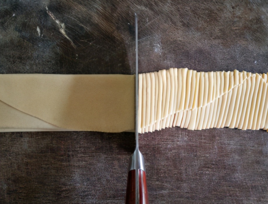 手擀面为什么一煮就断,手擀面条怎么筋道不易断