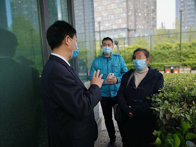 都市露宿者们：有人想当歌星未遂，有人被骗房产