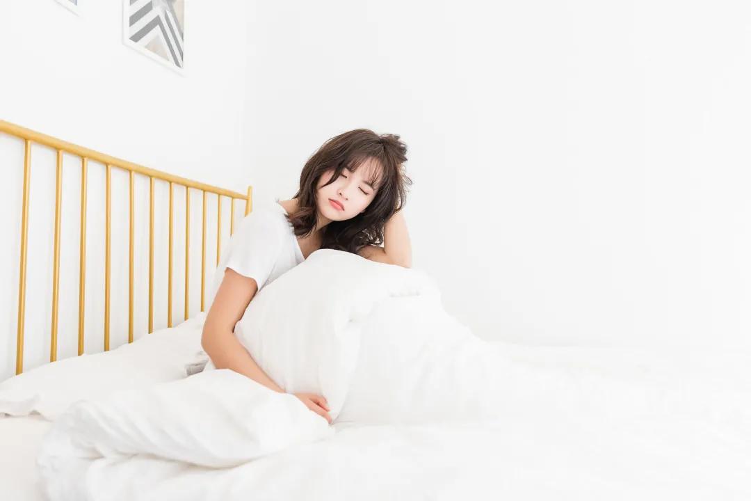 皮肤缺水用护肤品刺痛是怎么回事,护肤的时候皮肤有刺痛感怎么回事