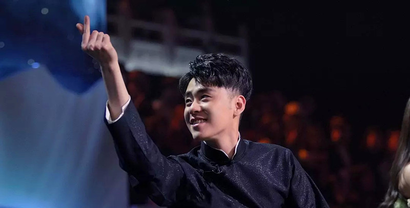 开眼了，能让女孩带着荧光棒听相声的只有他了，为啥这么火？