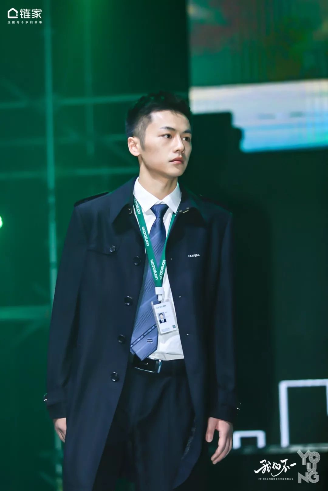 工作场合变身,链家经纪人职业装蝴蝶结