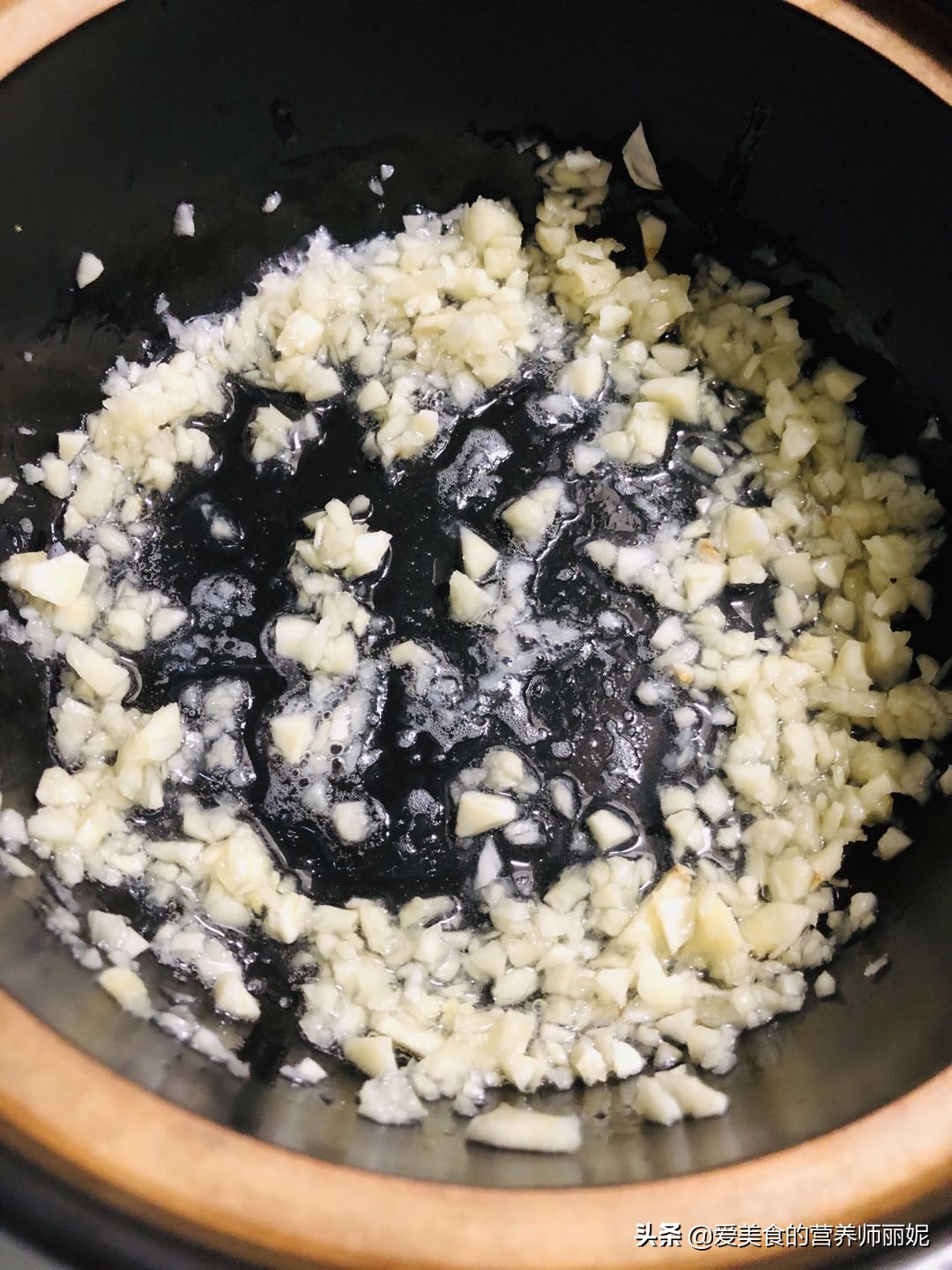 花蛤基围虾焖锅,蒜蓉花蛤虾煲的家常做法