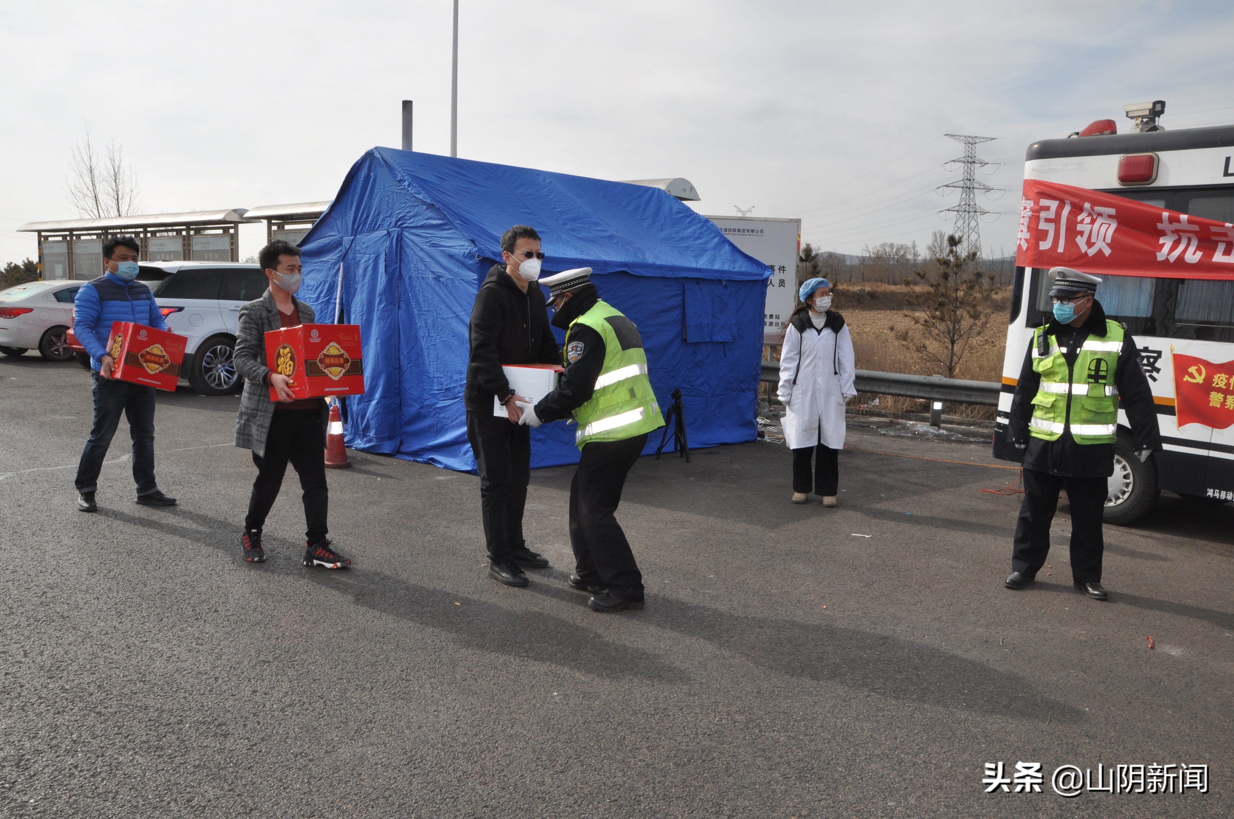 疫情防控一线的送餐员,为一线疫情防控送餐