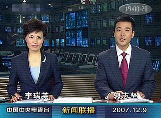 45岁央视主持人与丈夫恩爱20年,她是央视主持人低调嫁普通丈夫