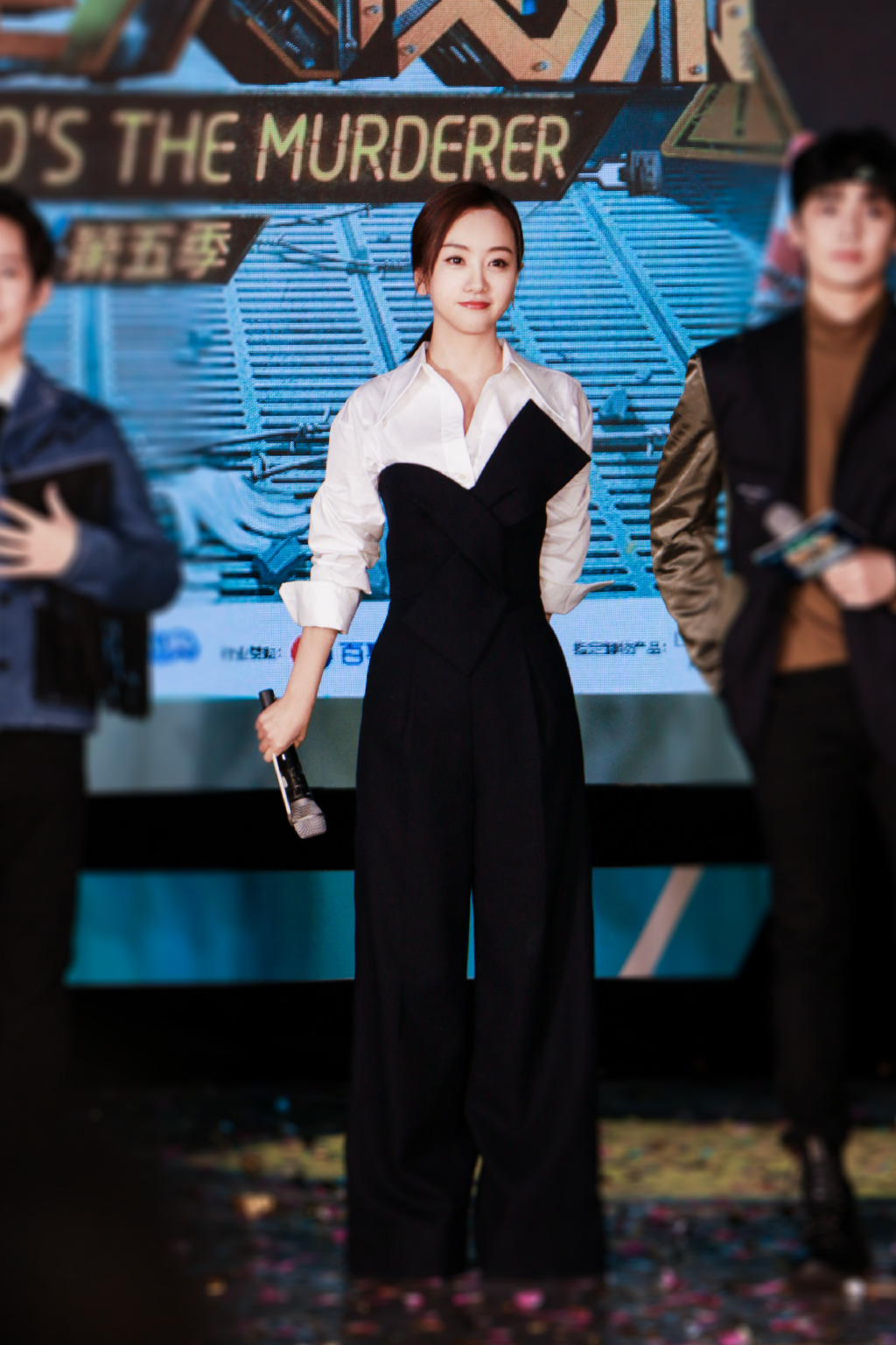 她38了却总是戏红人不红，穿“小黄鸭”羽绒服，可爱像个初中生