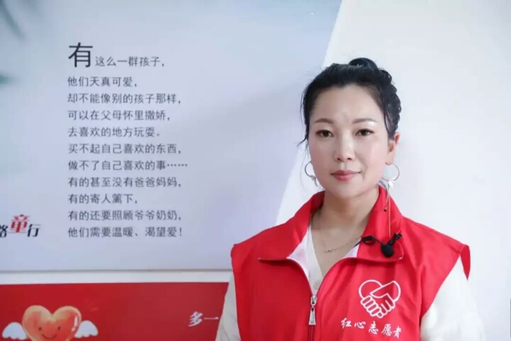 年入百万“神仙姐姐”热心做公益曾做生意被骗光想自杀穿睡衣返乡想感谢当年绿皮车上塞给她100元的陌生男