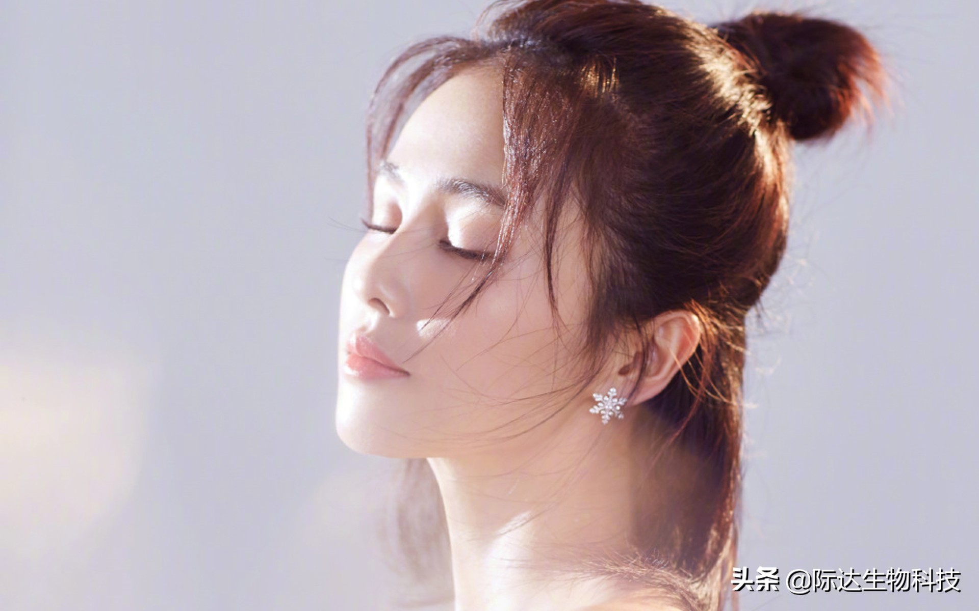 叮咚!你的眼部肌肤已欠费!再不护理,将影响正常使用…