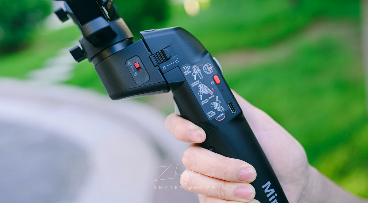 “跨界级”专业防抖，手机和微单都可用，普通人的视频“法宝”