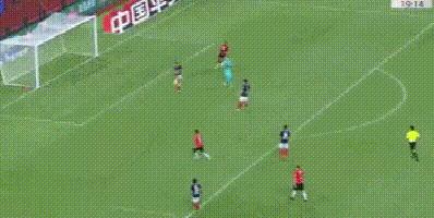 上港队员杨世元,曾繁日恶意犯规视频