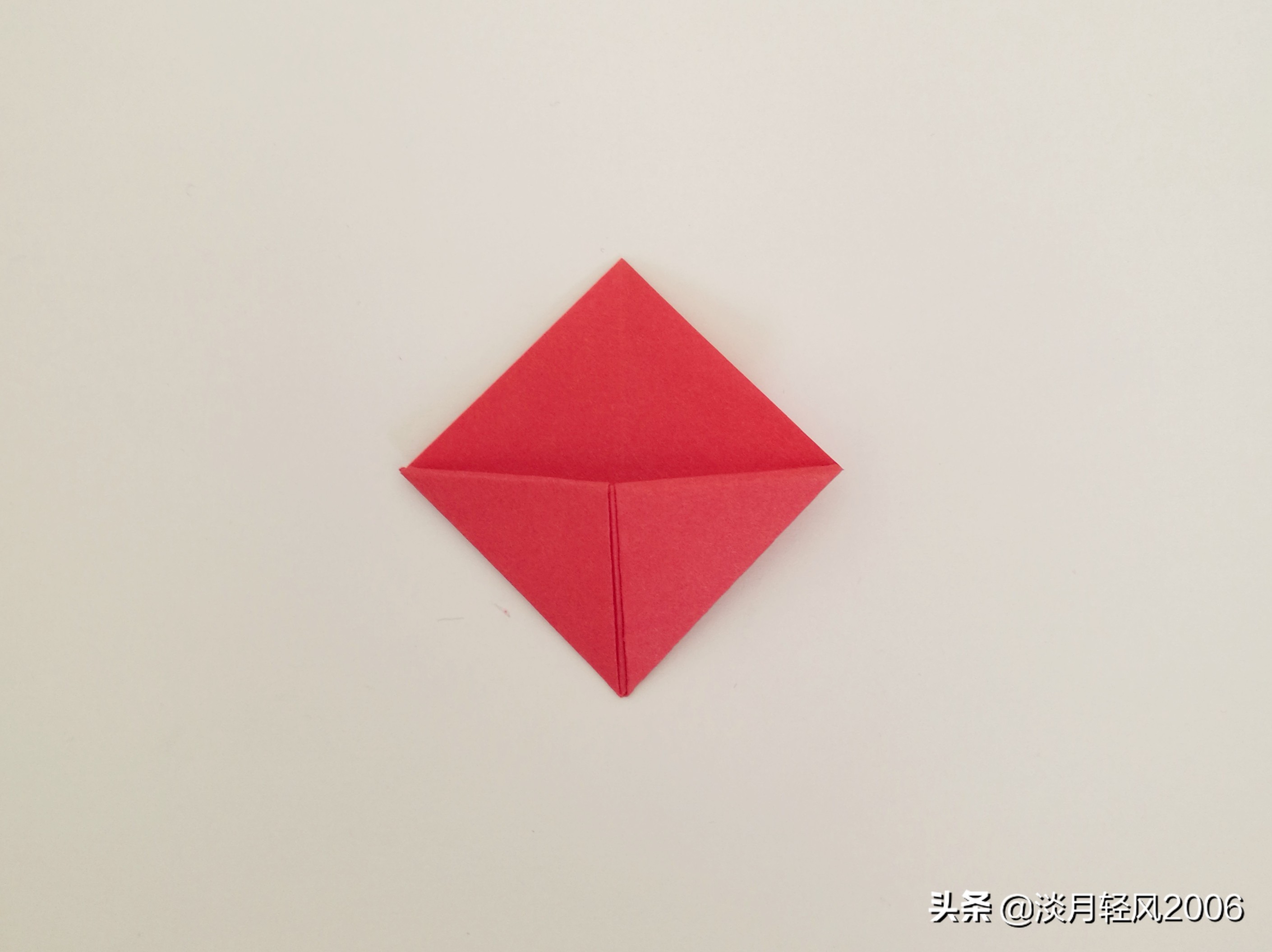 正方形星空卡纸爱心卷轴折法,简单有趣的卡纸折心