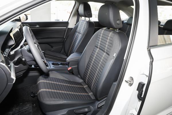 大众朗逸带有家族风格,搭载1.4T和1.5L,车身造型稳重