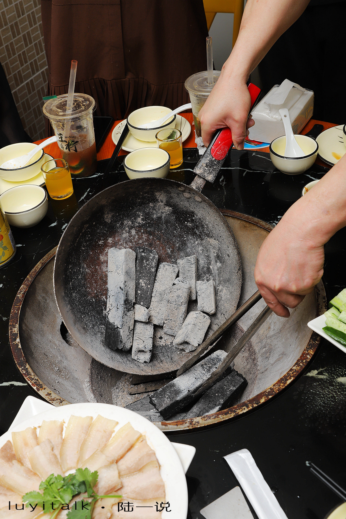 火遍天下东北铁锅炖,舌尖上的美食东北铁锅炖鱼