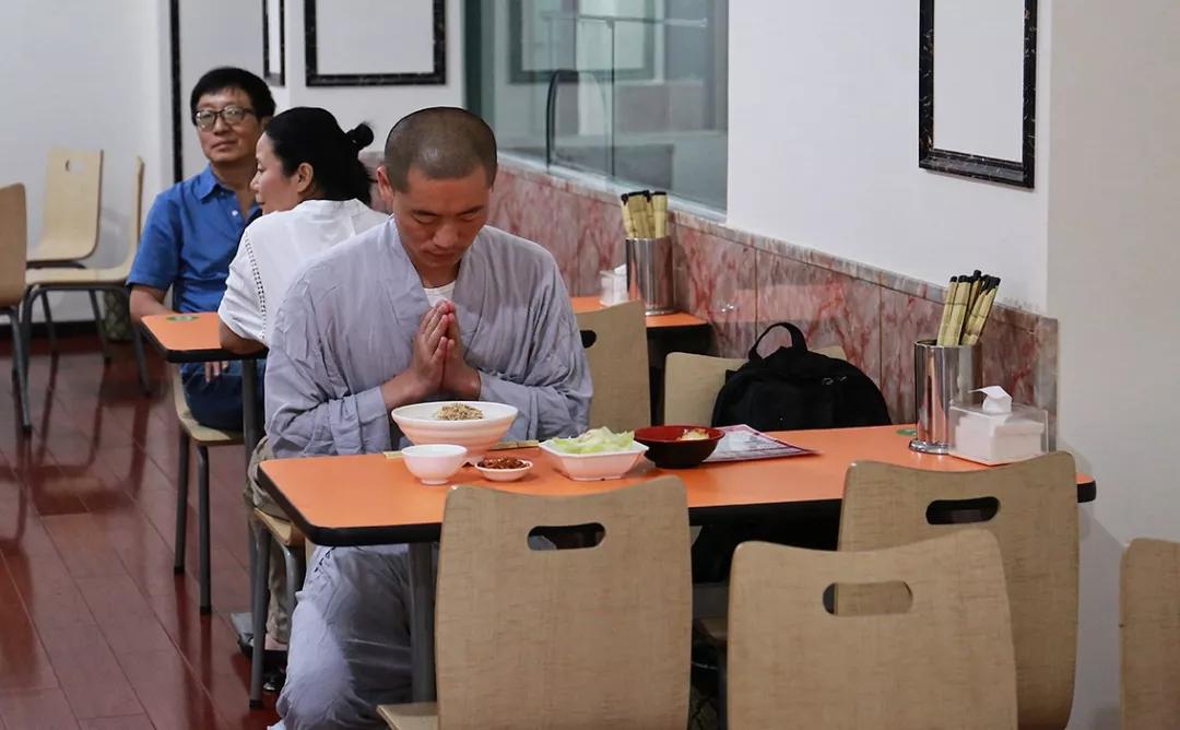 两个七旬老人开一家面馆,两老人开了30年店