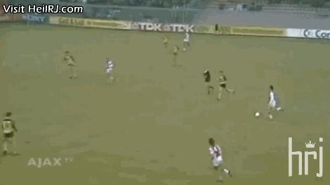 支点中锋踢前腰,足球支点中锋的位置和打法