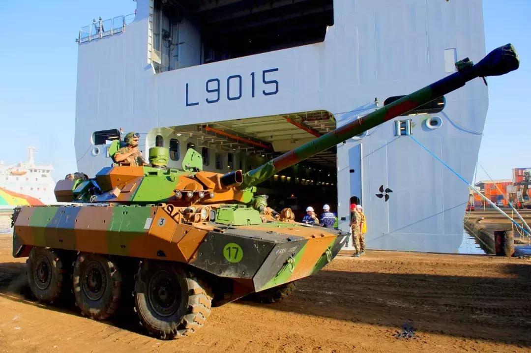 075型两栖攻击舰目前下水有多少艘,075型两栖攻击舰首舰服役啦吗