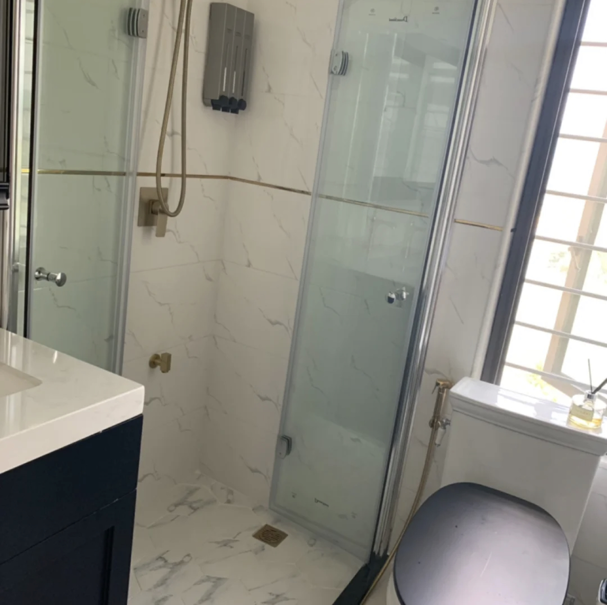 卫生间太小放不了卫浴柜,卫生间太小放不下浴缸