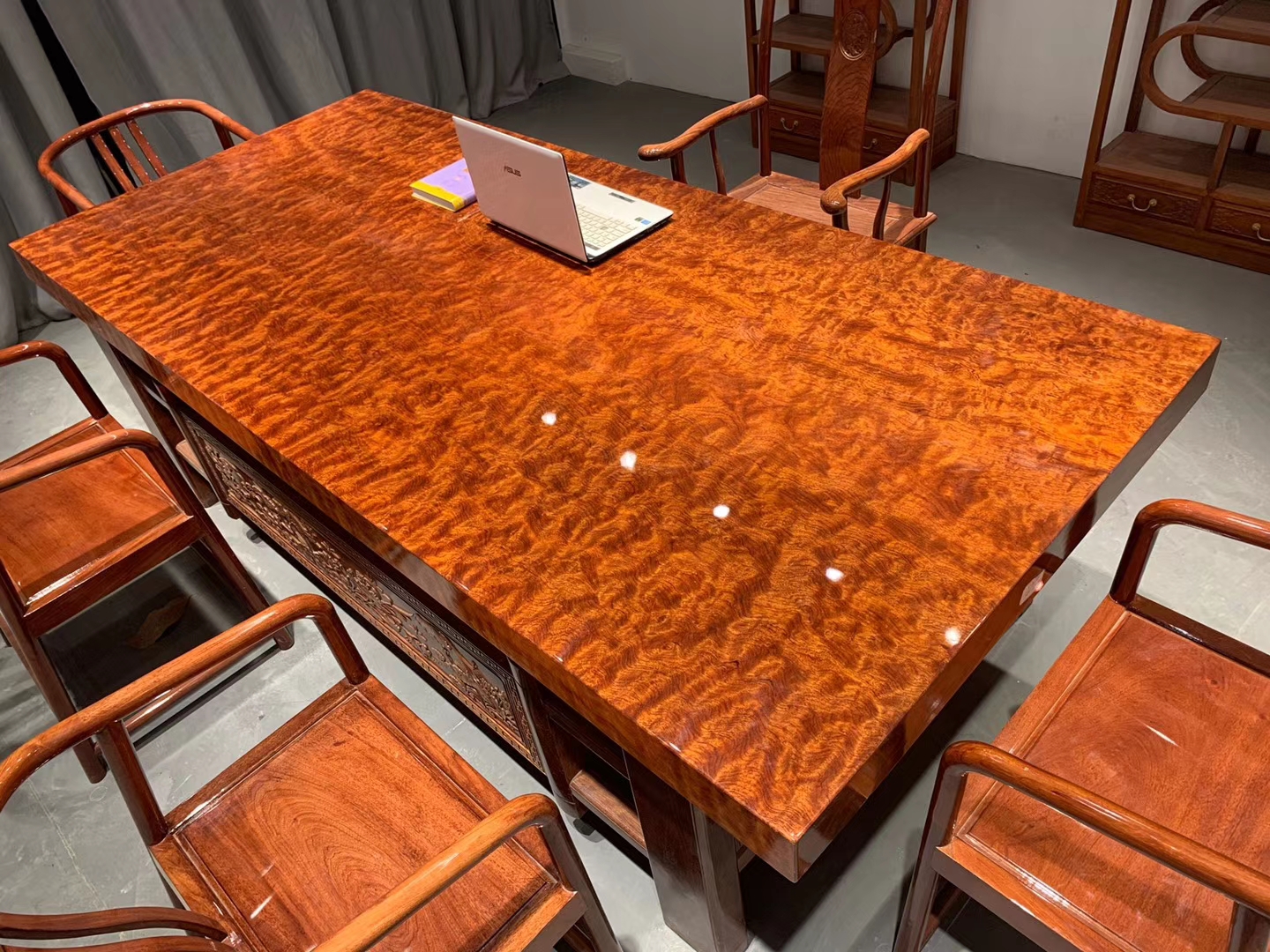 暗访东莞天价大板生产基地，原料全是称斤烂木头，富豪还排队来买