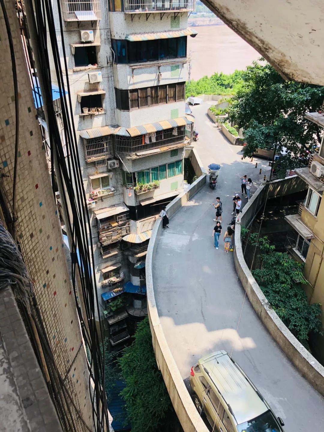 重庆这个24层没有电梯的高楼！直逼40℃的天气仍然有人前来打卡