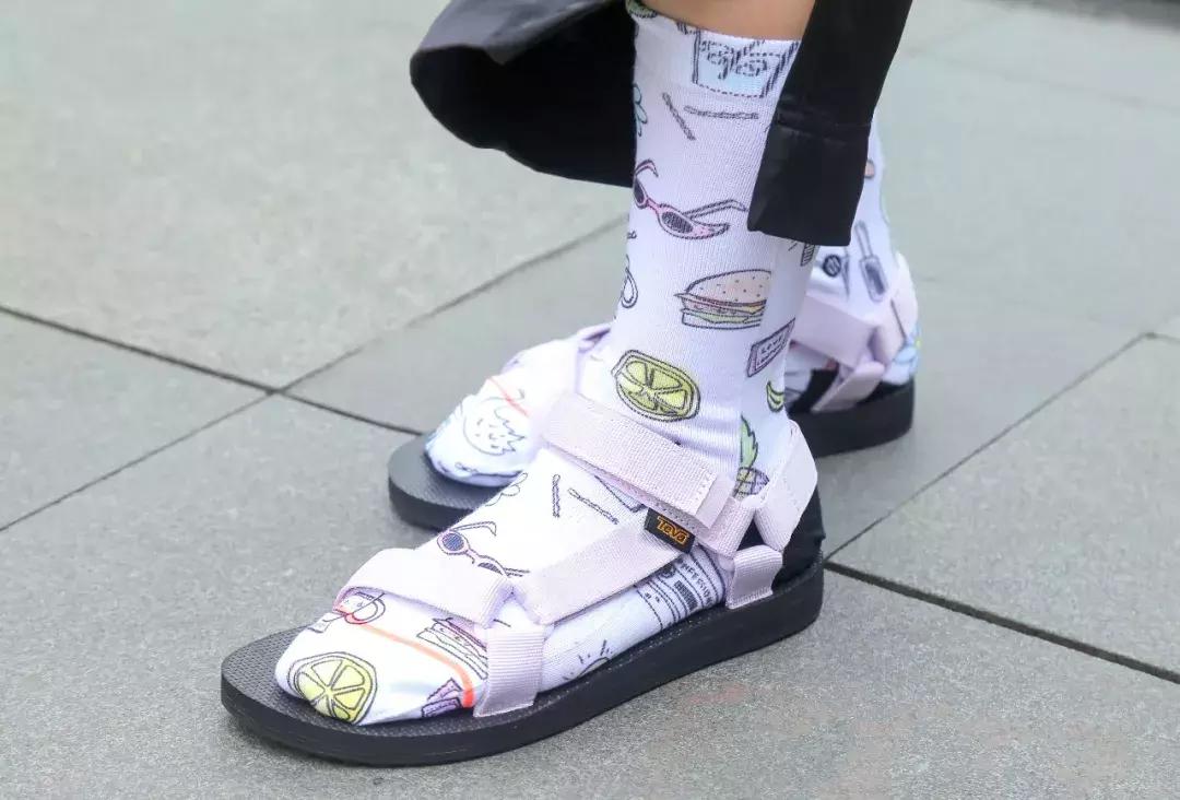 这个“反人类”的穿搭组合,竟然在夏天成了街拍利器