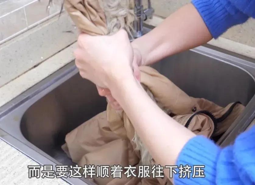 羽绒服不要水洗怎么洗,干洗的羽绒服自己怎么在家洗