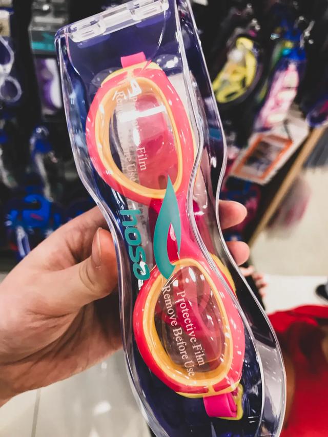 带娃游泳必须戴泳镜吗,儿童学游泳适合戴大框泳镜吗