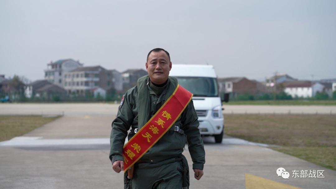 中国特级飞行员飞行时长不长,中国飞行员一年能飞多少个小时