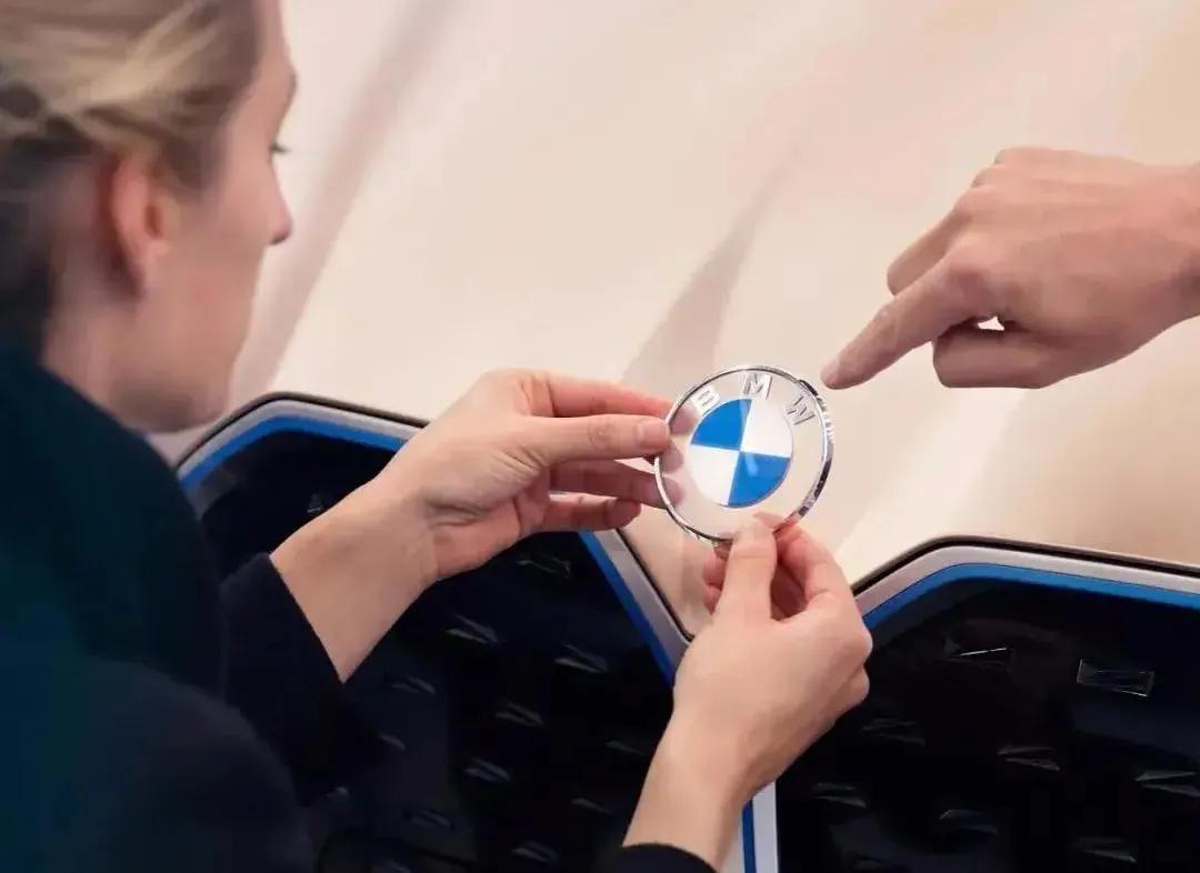 劳斯莱斯换副厂车标的缺点,劳斯莱斯换logo有什么影响