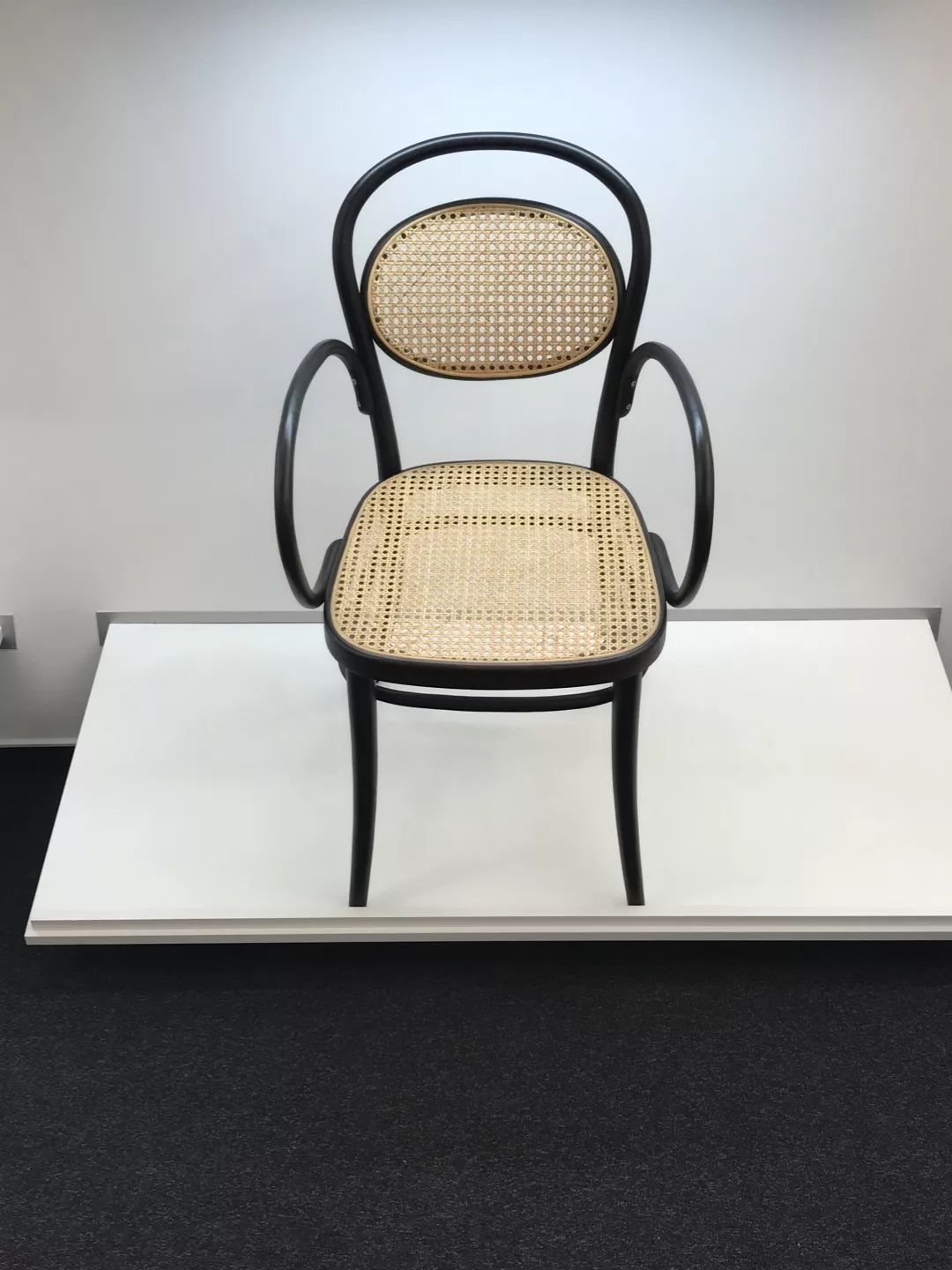 探访TON工厂看经典椅子背后的故事|疯狂24h我们去捷克干了啥?