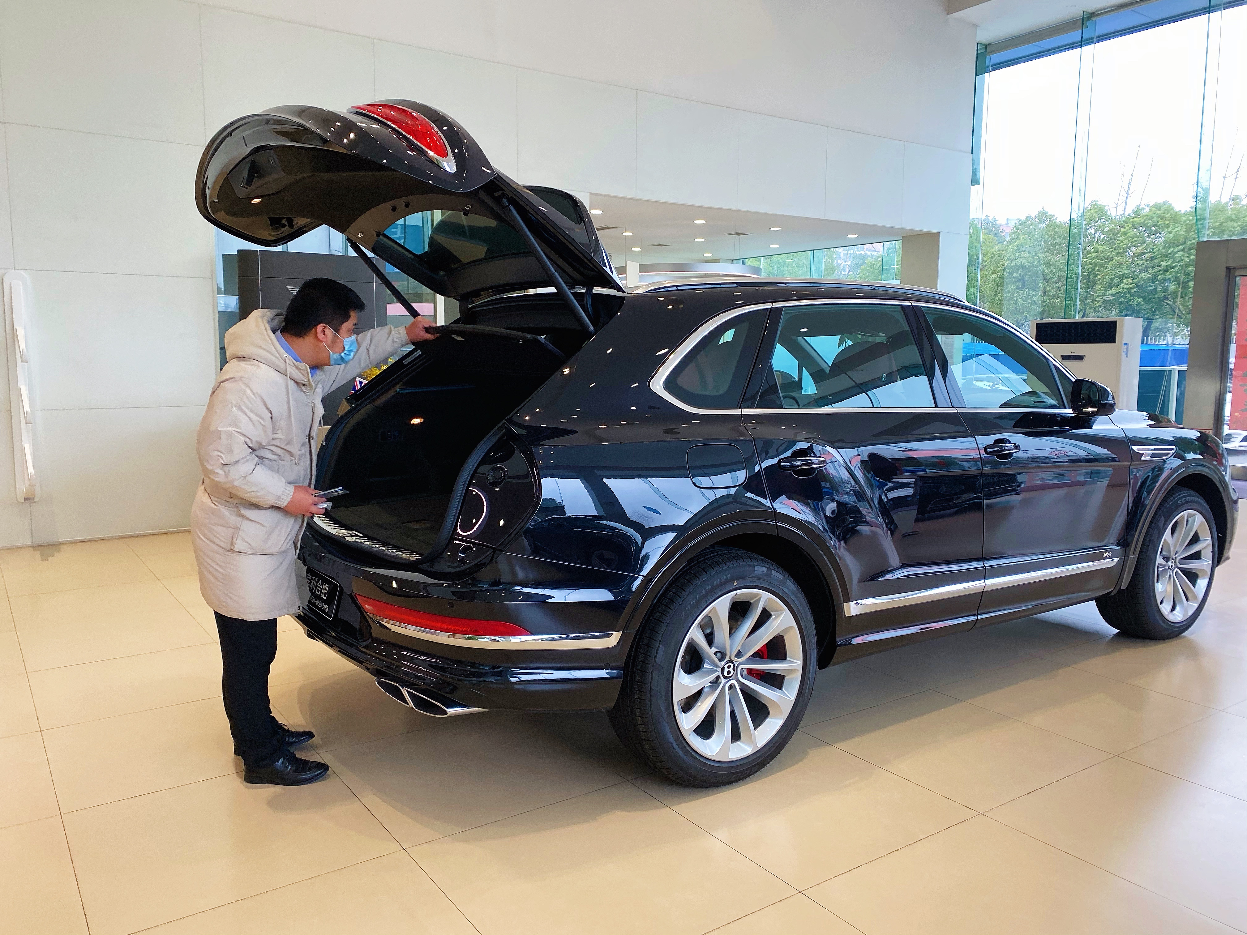 开宾利添越回老家是什么体验,一天消费差不多400元