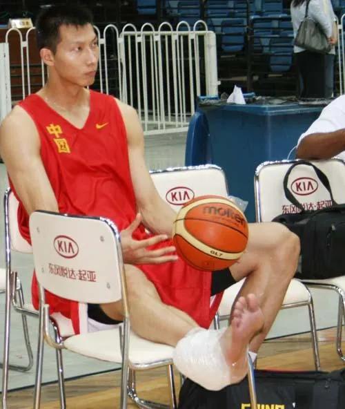 打球崴脚肿了怎么处理,打球崴脚怎么做简单处理