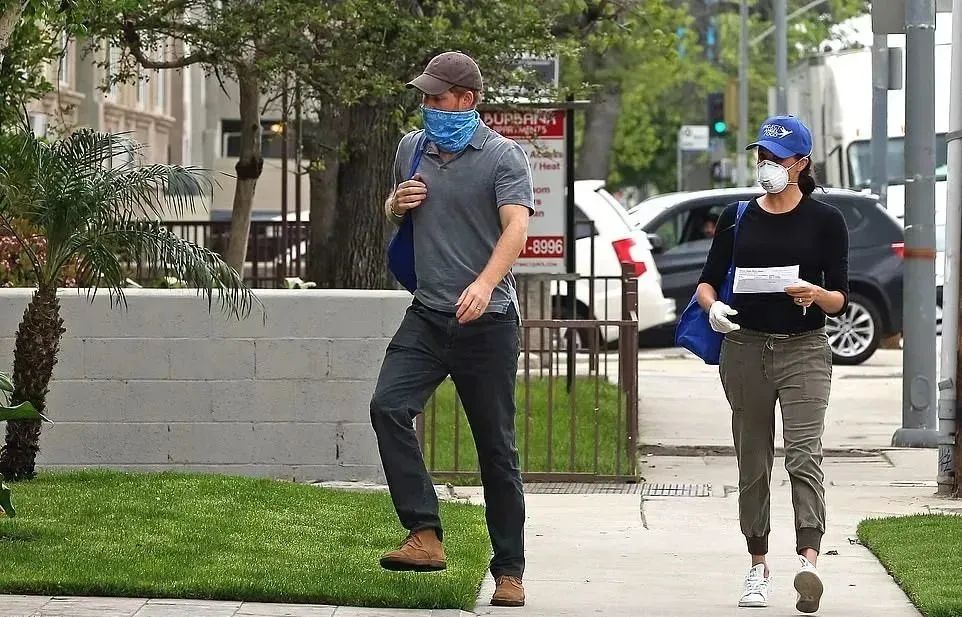 梅根退出王室后首次公开露面,梅根哭诉退出王室背后压力