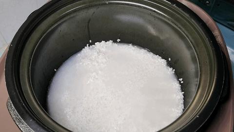 电饭锅焖饭最简单做法,电饭锅懒人焖饭最好吃做法