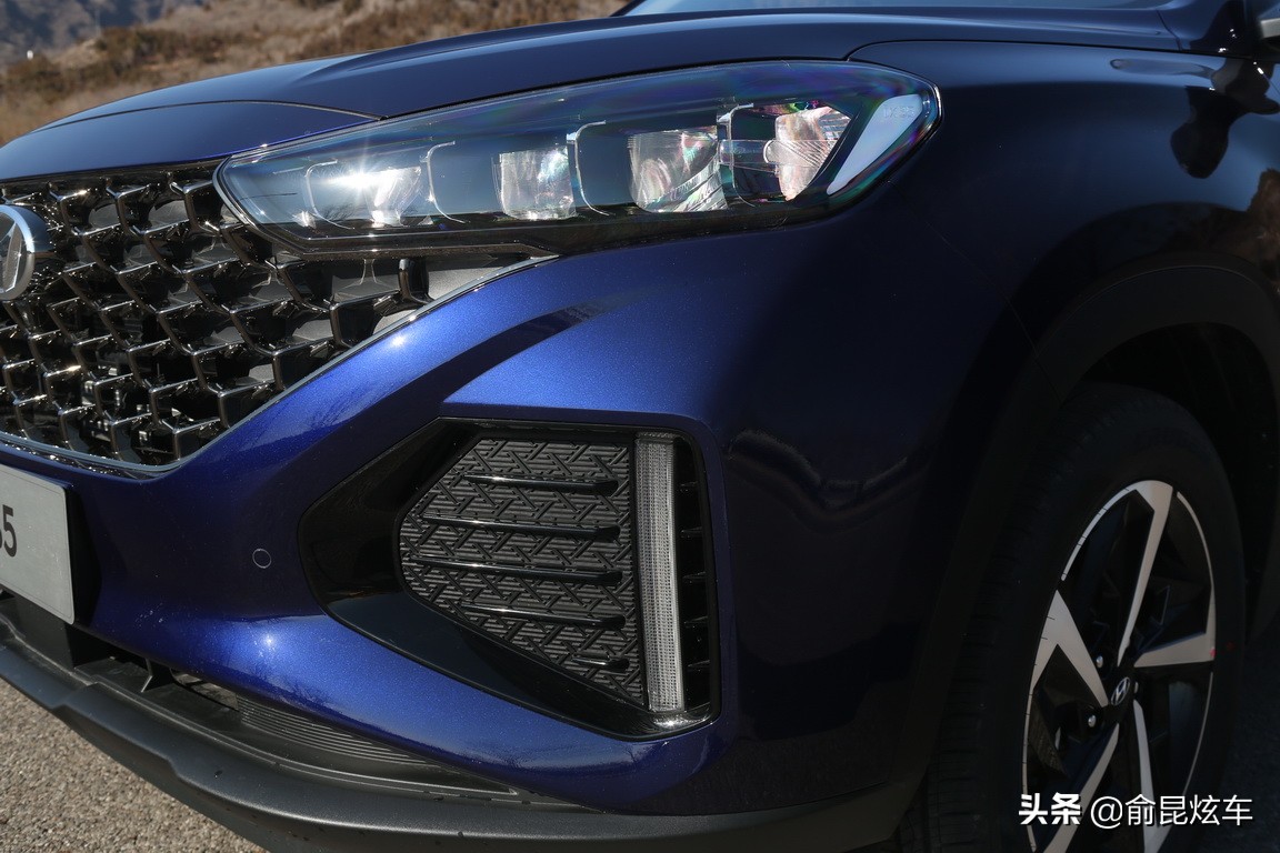 试驾黑色全新北京现代ix35,最新款2.0升北京现代ix35试驾