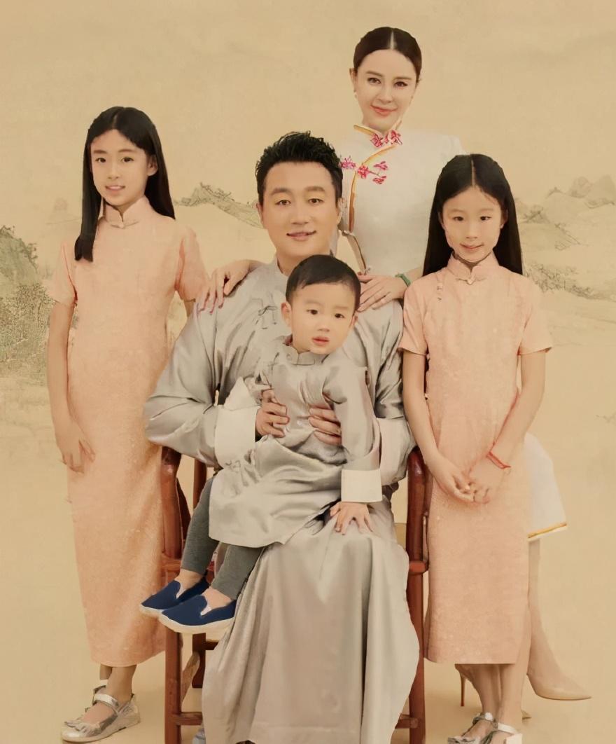 为生三胎代价大！张艺谋被罚巨款、佟大为女儿变领养、黄磊降职？