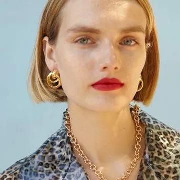 看一下明星的穿衣搭配,一起来看看明星的时尚搭配