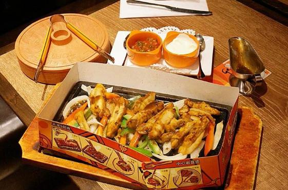 摆摊卖披萨生意惨淡,曾经商业大佬现状