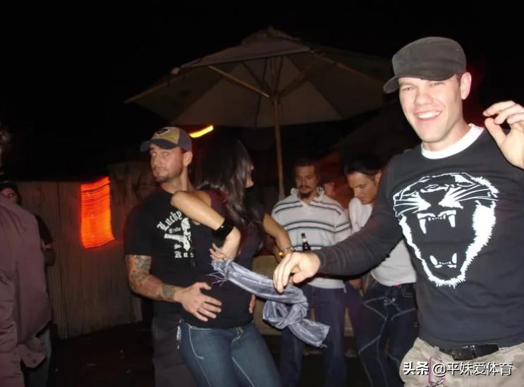 wwe明星aew首秀合集,wwe兰迪三人打罗曼三人