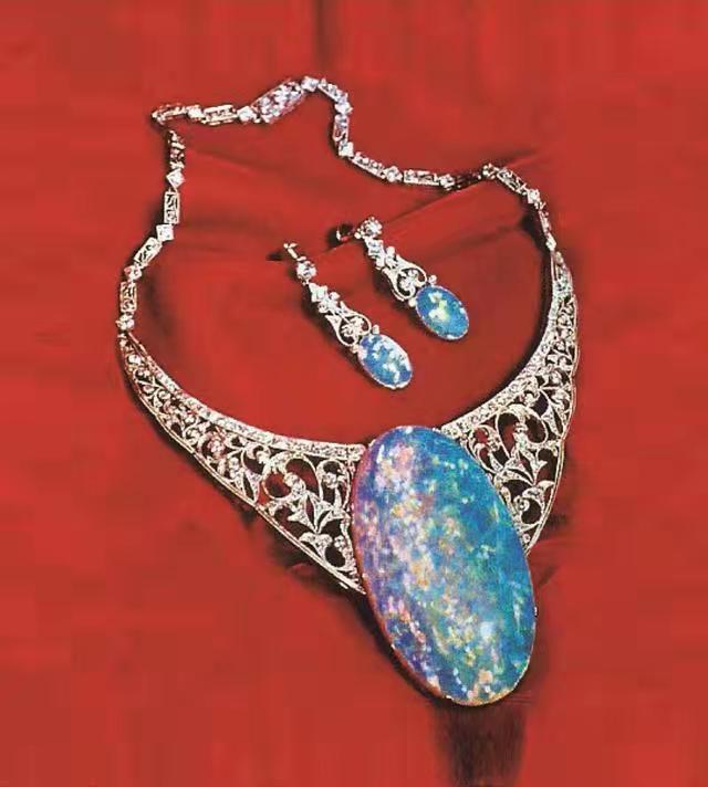 英国女王佩戴过的王冠,英国女王戴铂金