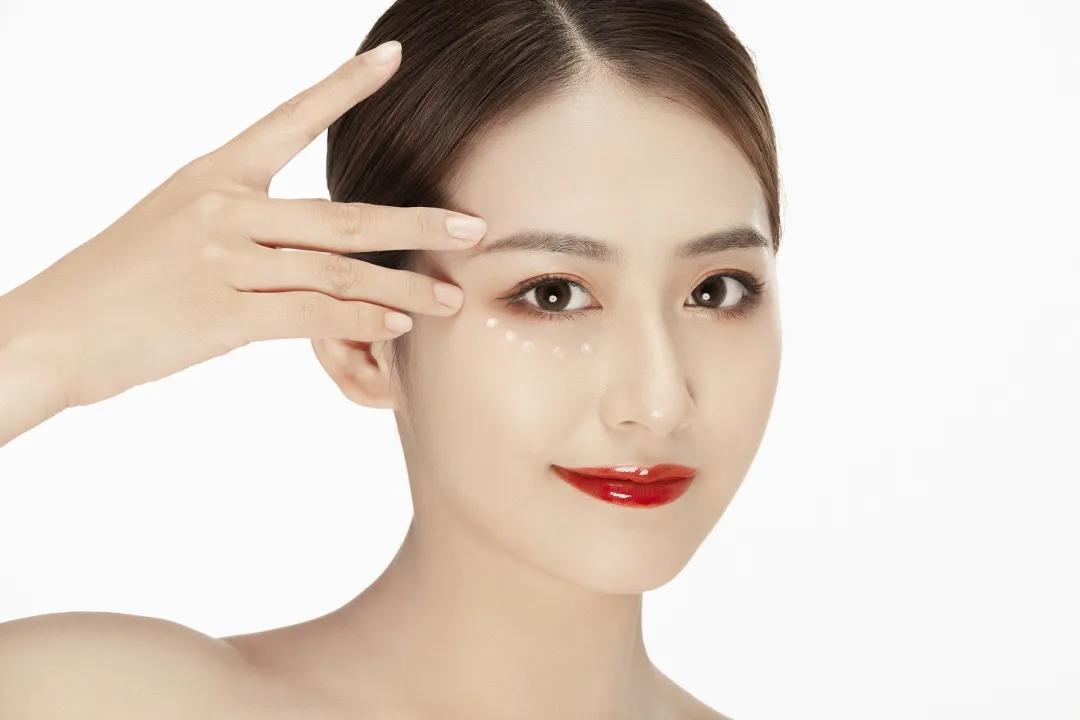 护肤消除泪沟纹,护肤去除皱纹大眼袋