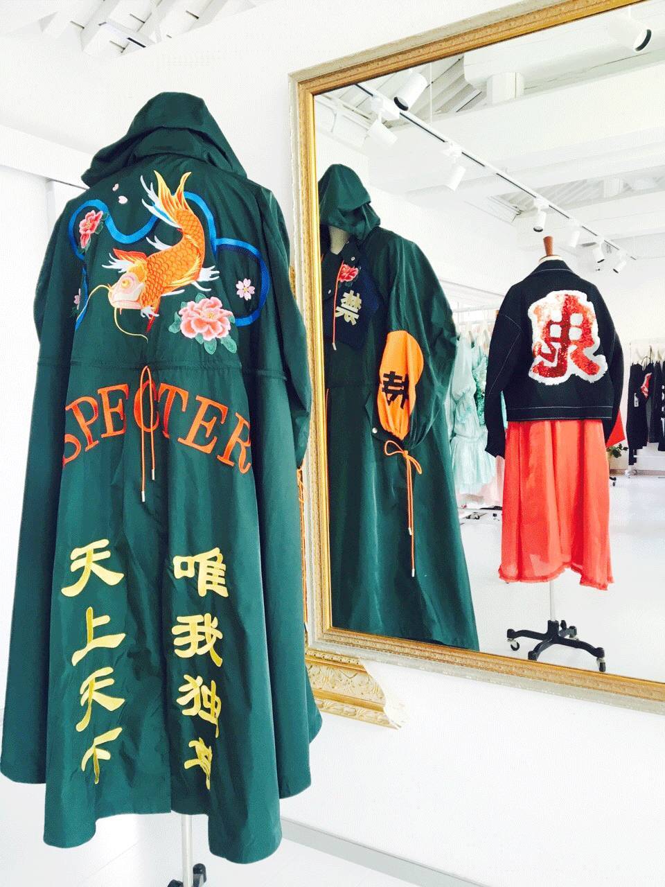 揭秘李宇春千玺舒淇都钟爱的衣服，为了推广中国风她吃尽苦头