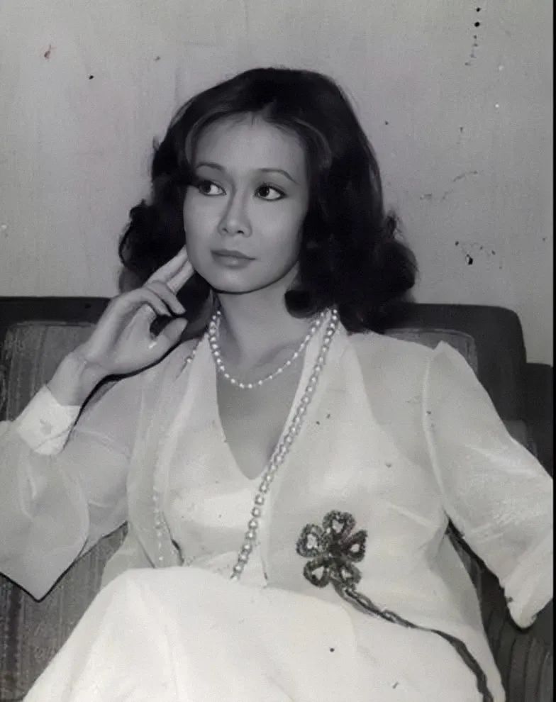 穿三百万皮草的香江富贵花,前半生让人羡慕,后半生却惨遭唾骂?