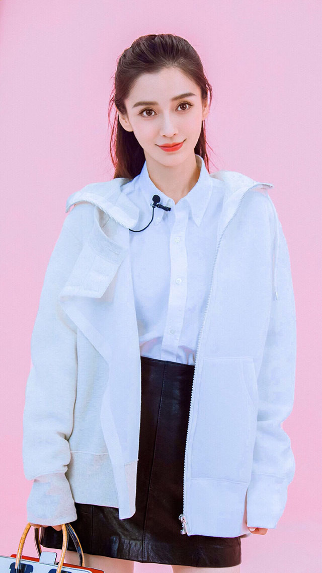 杨颖富家千金气质,杨颖一身休闲装现身机场身材讨喜