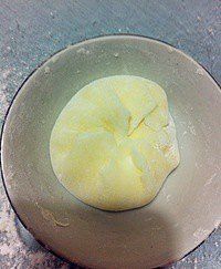 做蛋糕剩下的奶油怎样处理吃啊,做蛋糕用不完的奶油怎么办